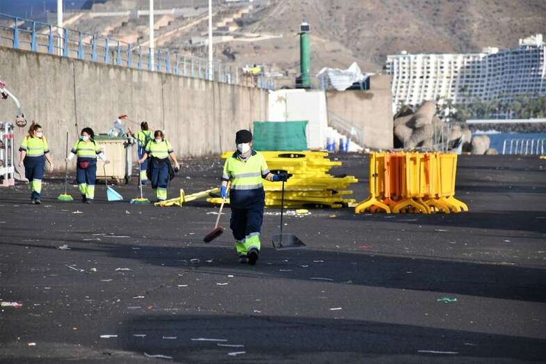 Labores de limpieza y desinfección del muelle de Arguineguín/TA.